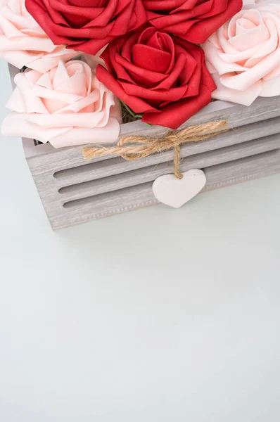 Вертикальный Снимок Красивых Красных Белых Роз Коробке Изолированной Сером Фоне — стоковое фото