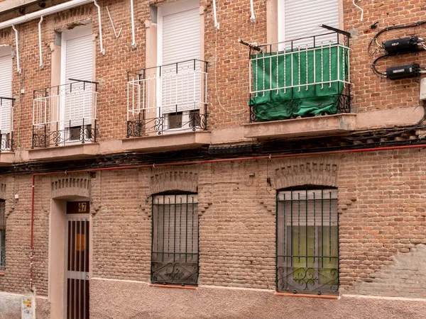 Poor Neighborhood Von Spanien Strasse Mit Kleiden Und Garbage — Stockfoto