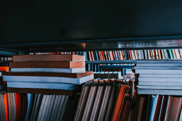 Eine Bibliothek Mit Vielen Verschiedenen Büchern — Stockfoto