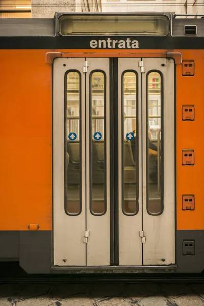 Orange Tram Door Milánóban Olaszországban — Stock Fotó