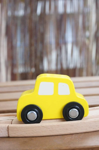 Carro Brinquedo Madeira Amarelo Uma Pista — Fotografia de Stock