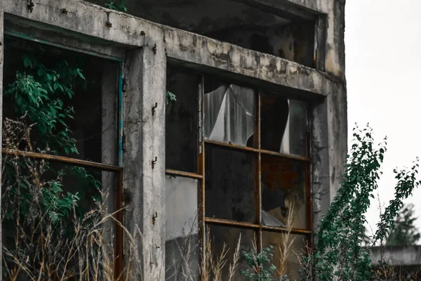 Eine Nahaufnahme Glasloser Fenster Eines Alten Verlassenen Gebäudes — Stockfoto