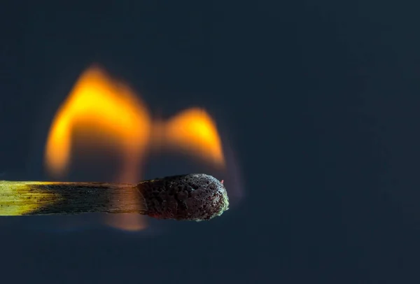 어두운 배경에서 불타는 성냥의 클로즈업 — 스톡 사진