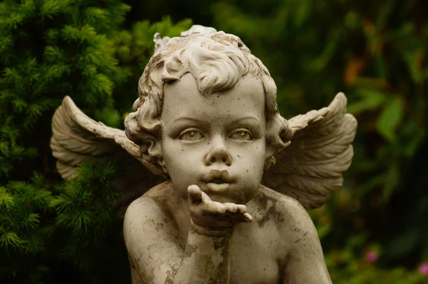 Скульптура Ангела Дышит Поцелуем Могиле Возможно Серийное Производство Признаки Выветривания — стоковое фото