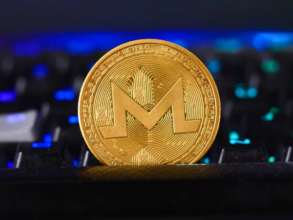 Primer Plano Una Criptomoneda Monero Poner Teclado Rgb Juego — Foto de Stock