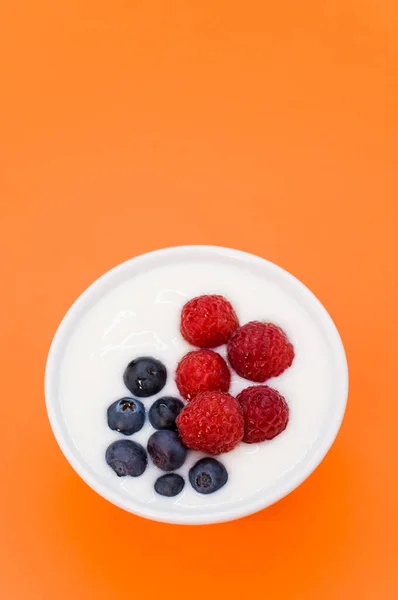 Closeup Shot Ceramic Bowl White Yogurt Blueberries Raspberries — Stock Photo, Image