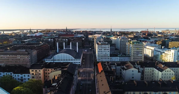 芬兰赫尔辛基 2020年5月23日 芬兰赫尔辛福斯市日出期间空中无人驾驶飞机俯瞰赫尔辛基安静的街道 — 图库照片