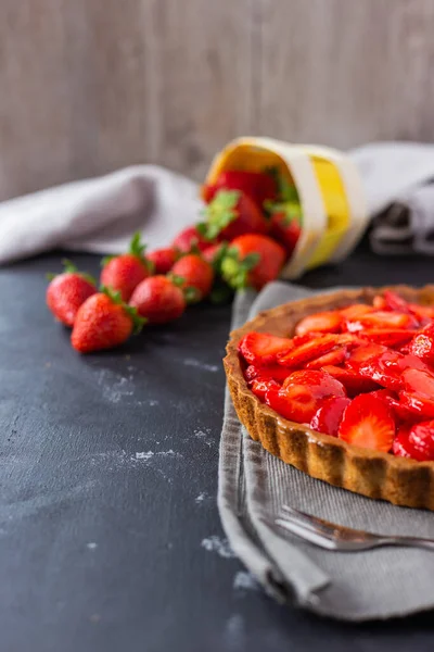 Gros Plan Vertical Délicieuse Tarte Aux Fraises Sur Fond Noir — Photo