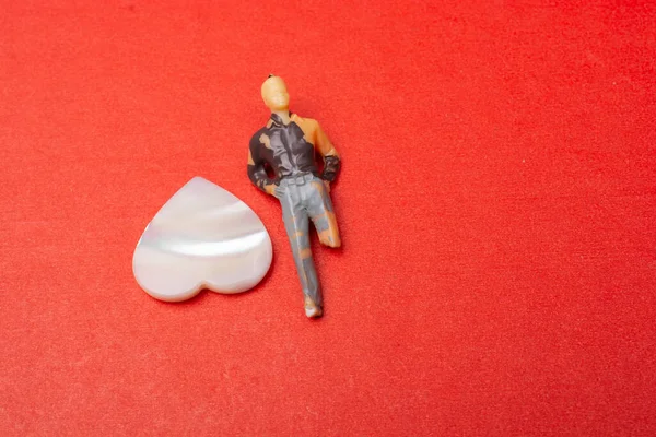 Plan Rapproché Une Minuscule Figure Homme Plastique Une Pierre Forme — Photo