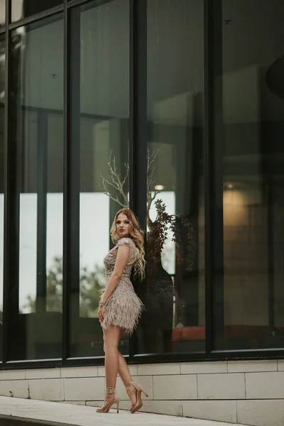 Uma Jovem Mulher Loira Posando Elegante Vestido Renda Bege Frente — Fotografia de Stock