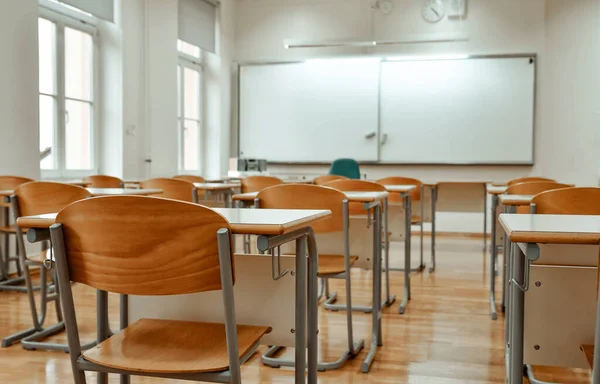 Sillas Mesas Vacías Aula Hay Gente Aula Escolar —  Fotos de Stock