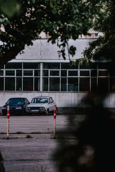Colpo Verticale Auto Epoca Parcheggiate Fronte Edificio Abbandonato — Foto Stock