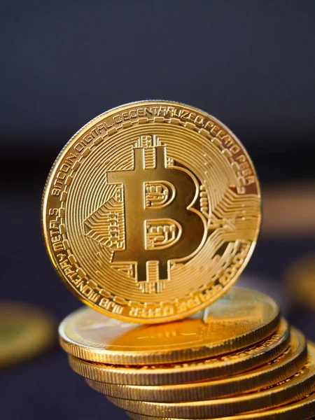 Altın Gümüş Sikkeler Üzerinde Altın Bir Bitcoin Dikey Çekim — Stok fotoğraf