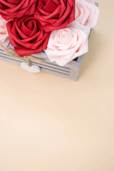 Vertikální Záběr Krásné Červené Bílé Růže Krabici Izolované Béžovém Pozadí — Stock fotografie