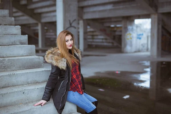 Una Joven Hembra Caucásica Posando Sentada Las Escaleras —  Fotos de Stock