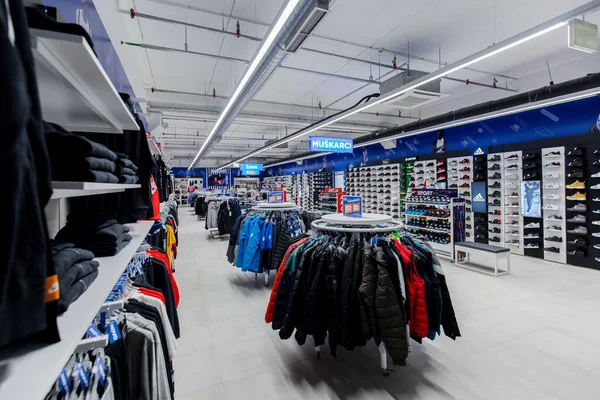 Tuzla Bosnien Und Herzegowina Nov 2019 Aufnahme Eines Sportbekleidungsgeschäfts Einkaufszentrum — Stockfoto