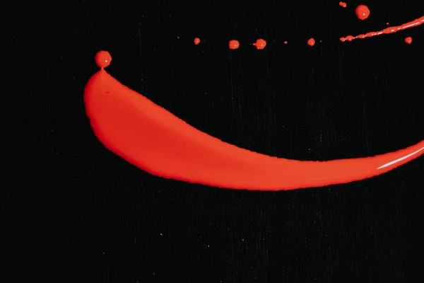 Ένα Κοντινό Πλάνο Κόκκινης Μπογιάς Μια Σκοτεινή Επιφάνεια — Φωτογραφία Αρχείου