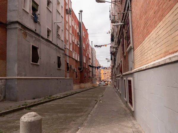 スペインの貧しい人々は 服やゴミで通りを歩いています — ストック写真