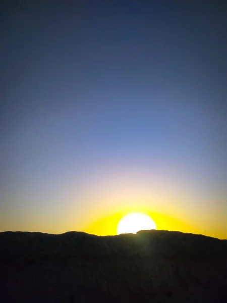 Disparo Vertical Hermoso Amanecer Con Cielo Despejado — Foto de Stock