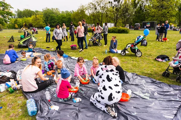 Poznan Polska Maja 2019 Dzieci Bawiące Się Mokrym Piaskiem Podczas — Zdjęcie stockowe