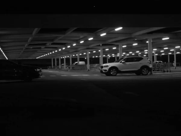 地下駐車場のグレースケール — ストック写真