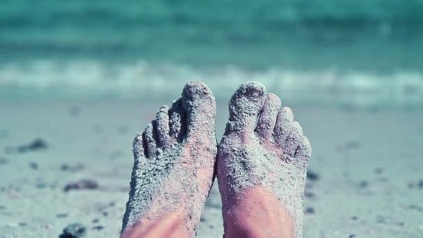 Nohy Ženských Nohou Pláži — Stock video