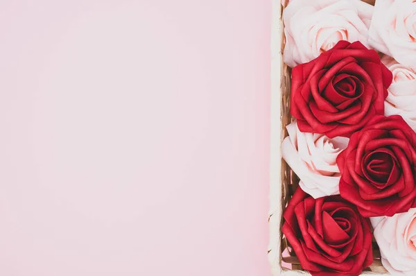 Belas Rosas Vermelhas Brancas Uma Caixa Isolada Fundo Rosa — Fotografia de Stock