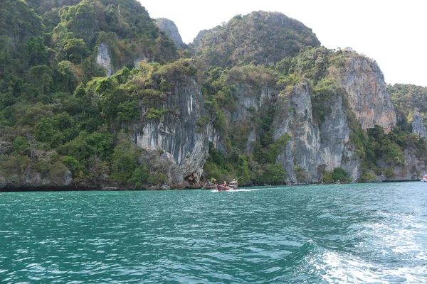 Maya Sahili Nde Turkuaz Kireçtaşı Kayaları Olan Uzun Kuyruklu Tekneler — Stok fotoğraf