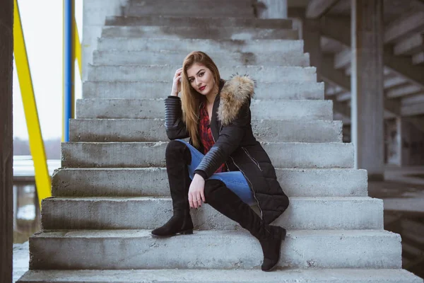 Una Joven Atractiva Hembra Posando Atuendo Casual Aire Libre Escalera —  Fotos de Stock