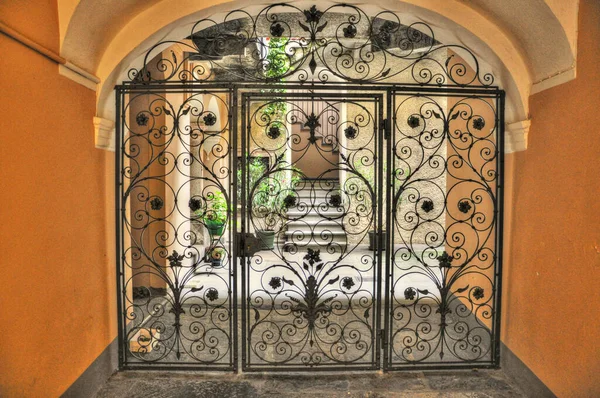 意大利皮埃蒙特 一个拱门的漂亮的老入口金属门 — 图库照片