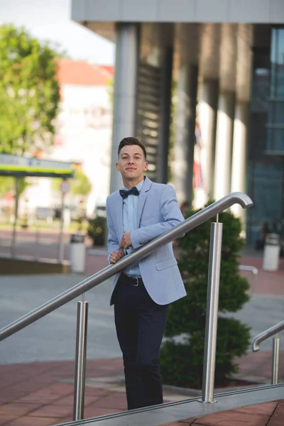 Young Caucasian Businessman Posing Outdoors — Zdjęcie stockowe
