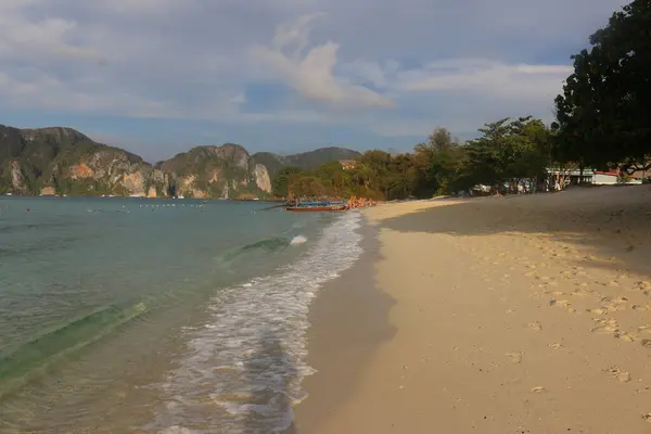 Thailand Februar 2020 Schöner Sandstrand Mit Festgemachten Langschwanzbooten Hintergrund Auf — Stockfoto