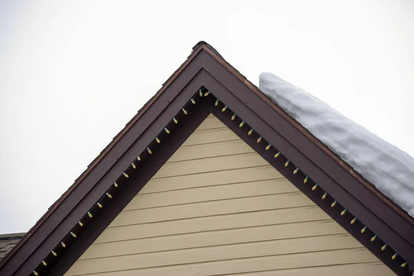 Ein Mit Weihnachtsbeleuchtung Geschmücktes Hausdach — Stockfoto