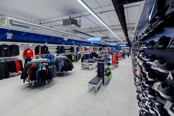 Tuzla Bosnien Und Herzegowina Nov 2019 Aufnahme Eines Sportbekleidungsgeschäfts Einkaufszentrum — Stockfoto