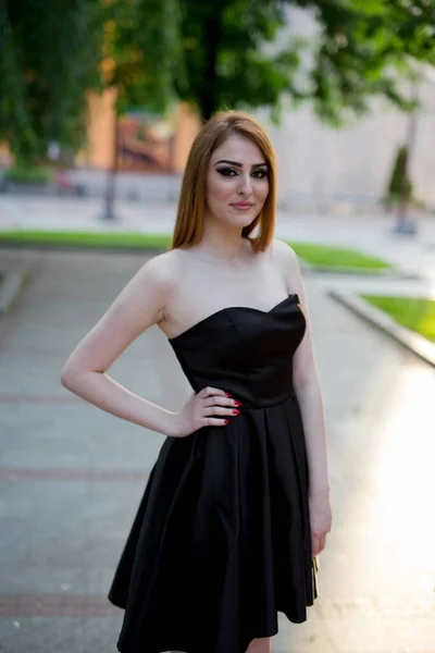 Disparo Vertical Una Hermosa Mujer Bosnia Caucásica Vestido Negro Posando — Foto de Stock