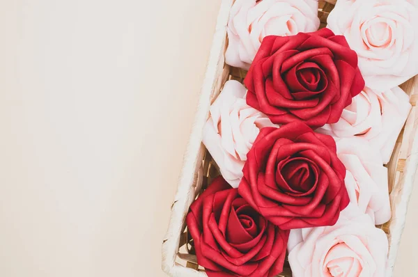 Belas Rosas Vermelhas Brancas Uma Caixa Isolada Fundo Bege — Fotografia de Stock