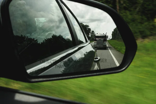 Ένα Γρήγορο Φορτηγό Ορατό Πίσω Από Ένα Μαύρο Αυτοκίνητο Στο — Φωτογραφία Αρχείου