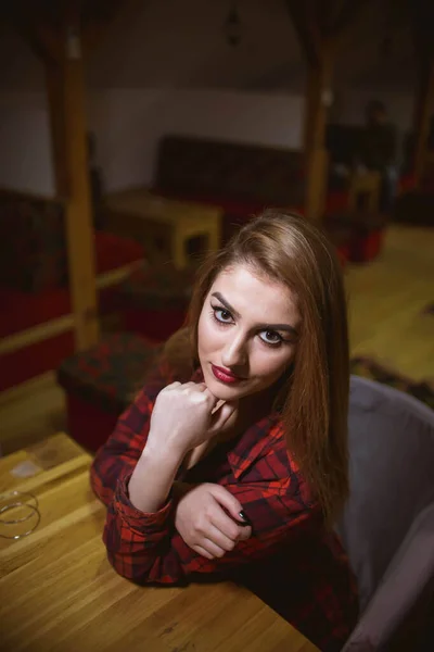 실내에 셔츠와 청바지를 아름다운 보스니아 여성의 — 스톡 사진