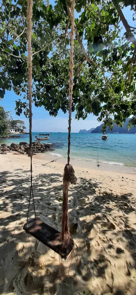 Swing Playa Arena Con Hojas Árboles Vista Mar Andaman Con — Foto de Stock