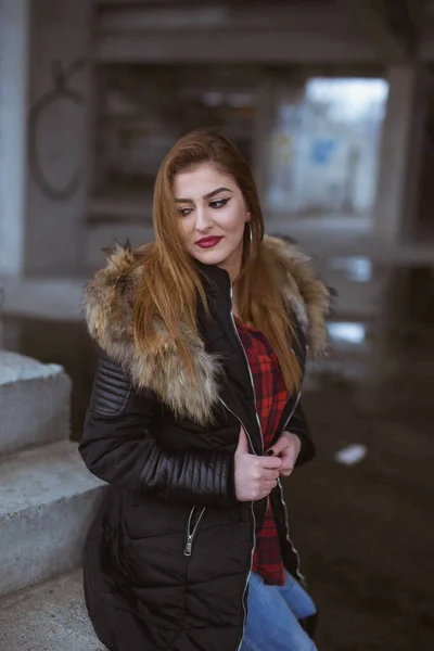 Une Jeune Femme Caucasienne Posant Tout Étant Assise Sur Les — Photo