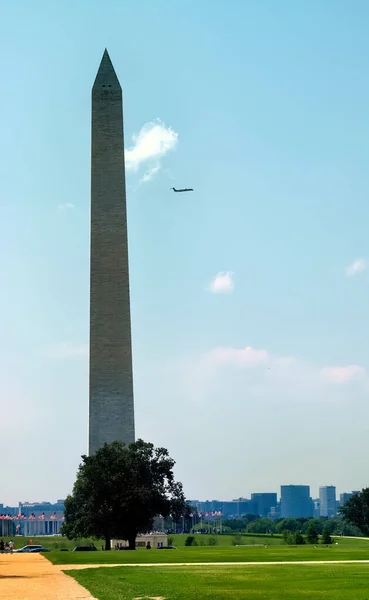 Avião Jato Passa Distância Atrás Monumento Washington — Fotografia de Stock