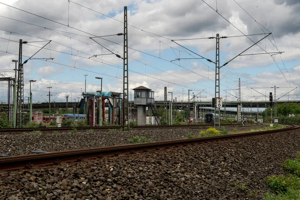 德国科隆 2021年5月23日 在德国科隆看到的铁路轨道和有多云天空的火车的动力线 — 图库照片