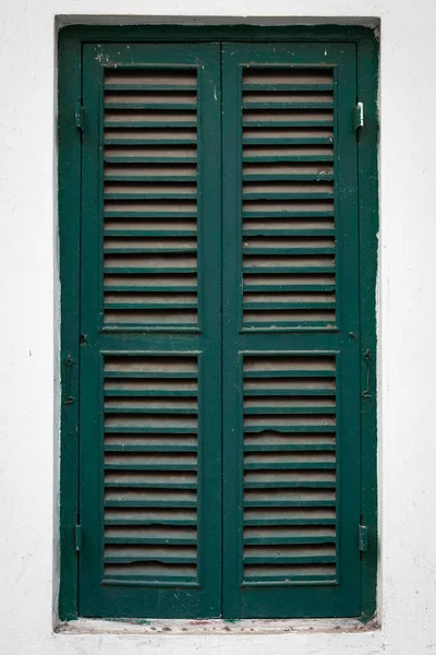 Eine Vertikale Aufnahme Grün Lackierter Holzläden Einer Strahlend Weißen Wand — Stockfoto
