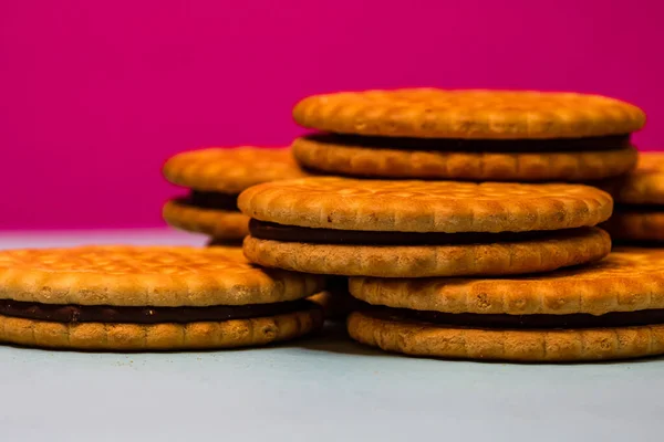 チョコレートクリームとラウンドビスケットのクローズアップショット チョコレート充填とサンドイッチビスケット — ストック写真