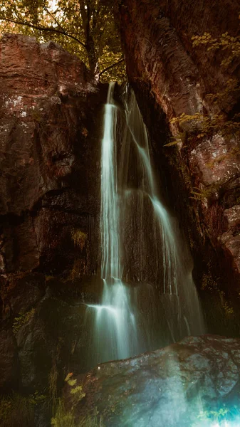 Eine Vertikale Aufnahme Eines Fließenden Wasserfalls Einer Klippe — Stockfoto