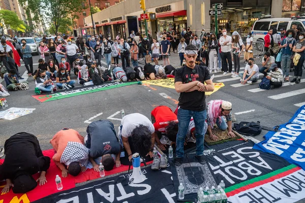 2021年5月15日 在以色列和哈马斯在加沙地带的战斗中 反以色列抗议者在纽约市举行集会 — 图库照片