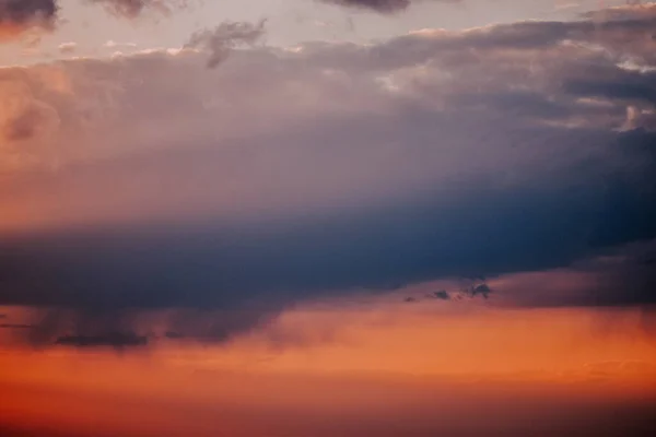 Güzel Renkli Canlı Bir Gün Batımı Gökyüzü — Stok fotoğraf