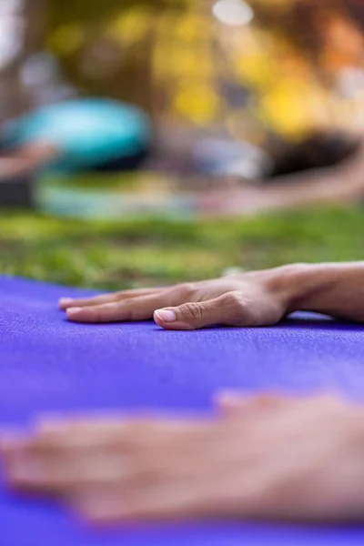 Detalle Las Manos Extendidas Sobre Esterilla Yoga Púrpura Una Clase —  Fotos de Stock