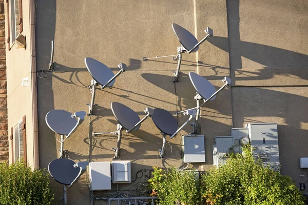 Спутниковые Антенны Стене Здания — стоковое фото