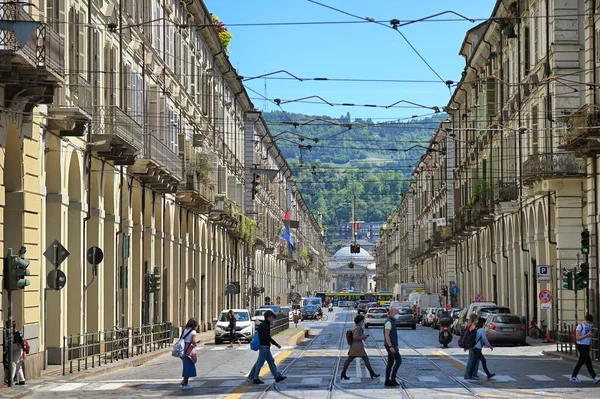 Turin Italië Mei 2021 Mensen Lopen Perspectief Straat Achtergrond Turijn — Stockfoto